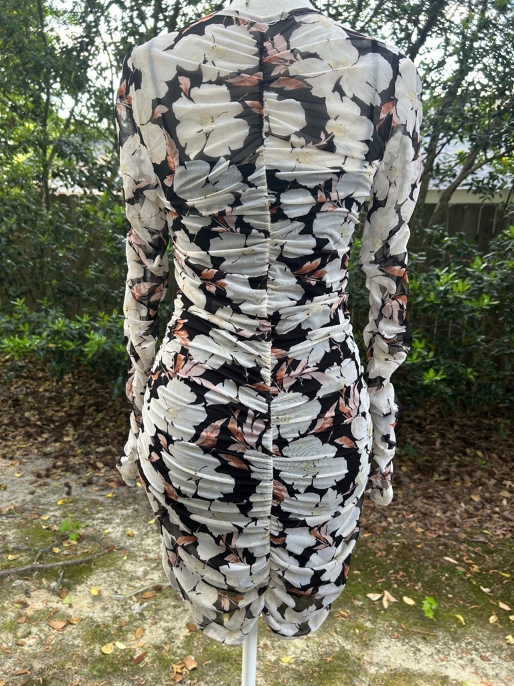 Abercrombie &Fitch Floral Ruched Long-Sleeve Bodycon Dress in Black & Cream - Picture 3 of 4